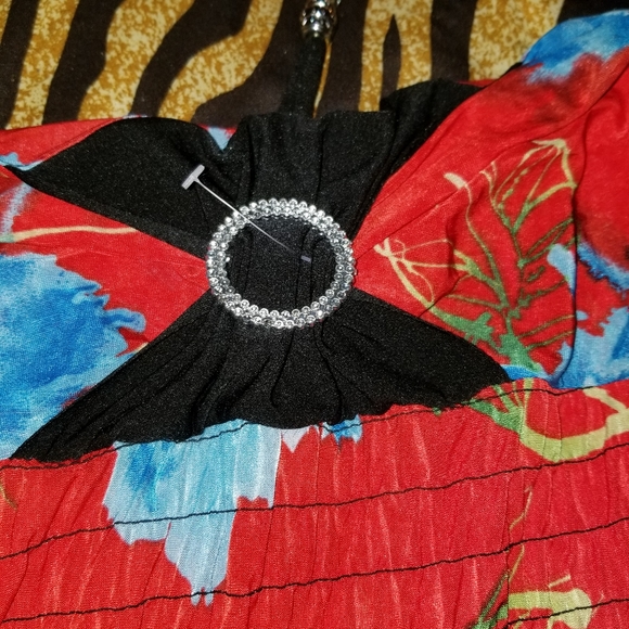 Dress With Necklace - Picture 5 of 10